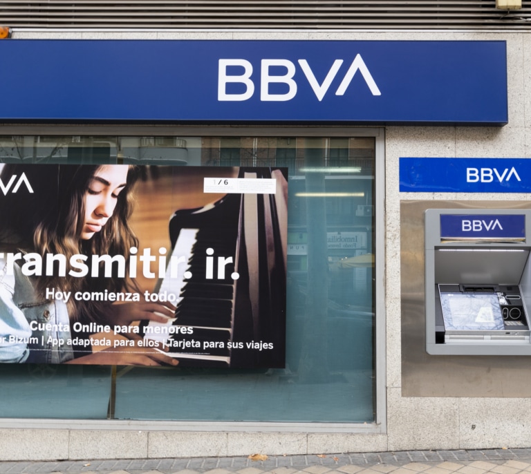 BBVA relanza un producto de vida-ahorro mientras esquiva los depósitos generalizados