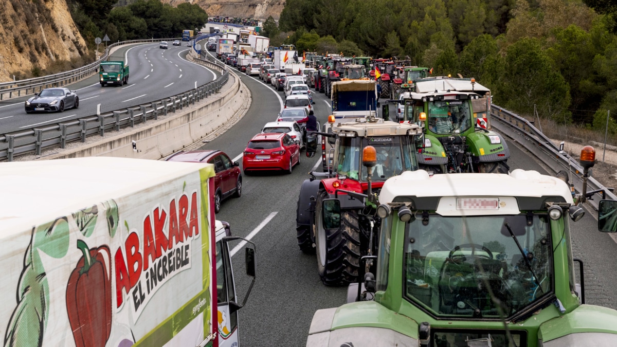 Varios tractores mantienen cortada la autovía A-30 a la altura del puerto de la Cadena en dirección Murcia.