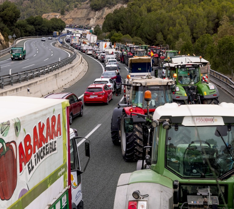 Los camioneros se enfrentan a los agricultores por las protestas "anárquicas" que bloquean las carreteras