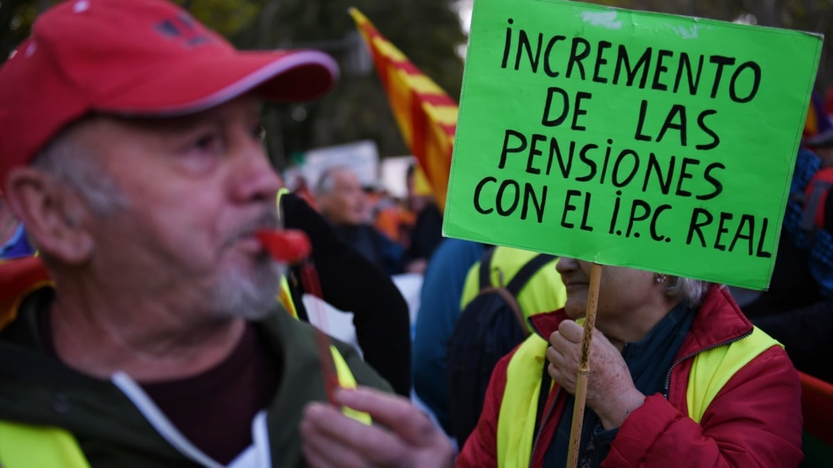 Manifestantes durante una convocatoria del Movimiento de Pensionistas en octubre de 2023, en Madrid.
