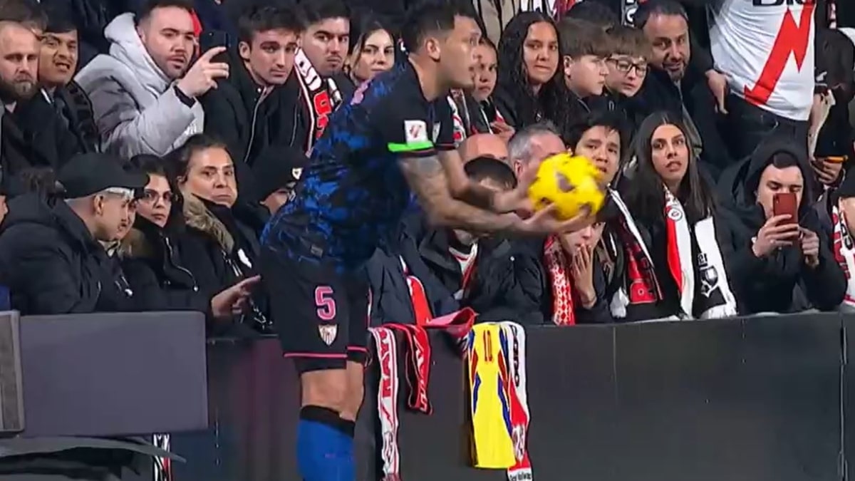 Momento en el que un aficionado pone el dedo en el trasero de Lucas Ocampos, del Sevilla.