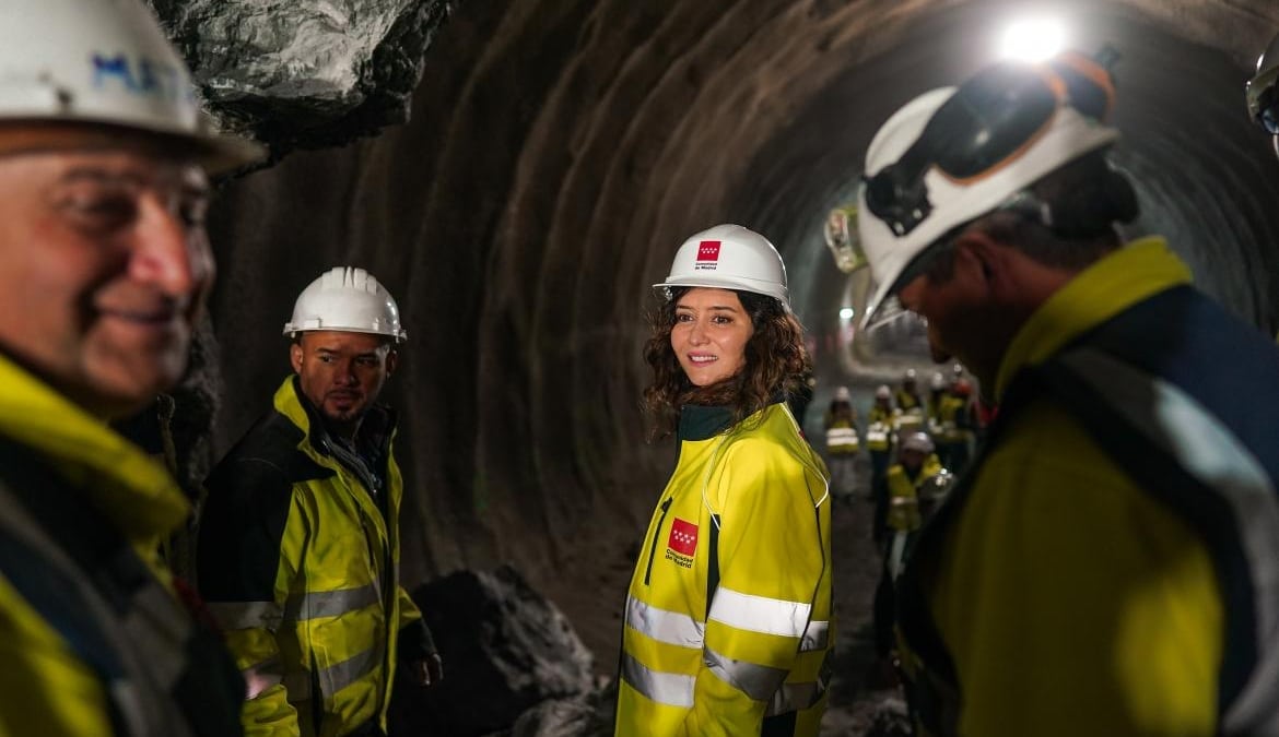 La presidenta de la Comunidad de Madrid, Isabel Díaz Ayuso, durante la visita a las obras del Metro.