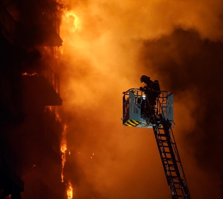Los bomberos reconocen que se vieron "desbordados" por un incendio que no fue "normal"