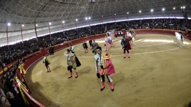 Así ha sido el respetuoso minuto de silencio por los guardias civiles en la plaza de toros de Valdemorillo