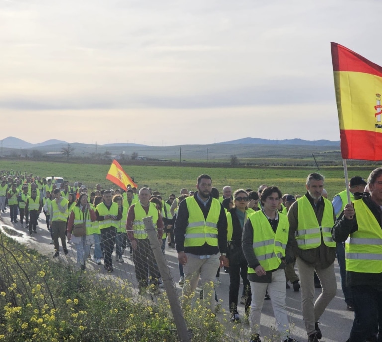 Los agricultores cortan los accesos a Sevilla y paralizan varios puntos de Andalucía