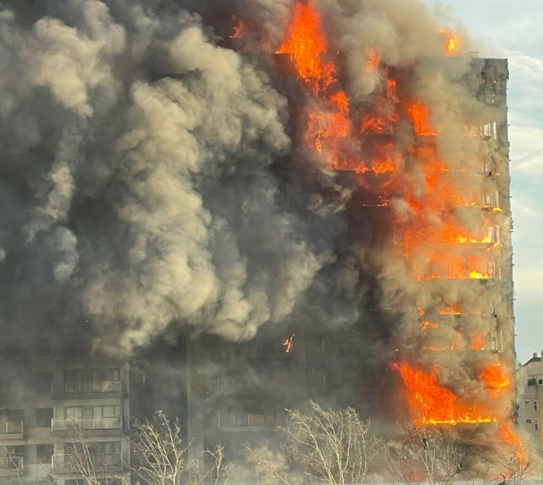 Un espectacular incendio devora un edificio de 14 plantas en Valencia