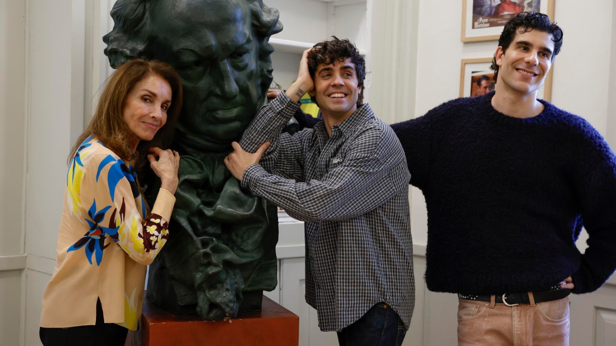 Los Javis posan con Ana Belén antes de presentar los Goya.