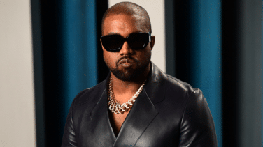 La sorprendente imagen de Kanye West en un vuelo comercial: ¿tiene problemas de dinero?