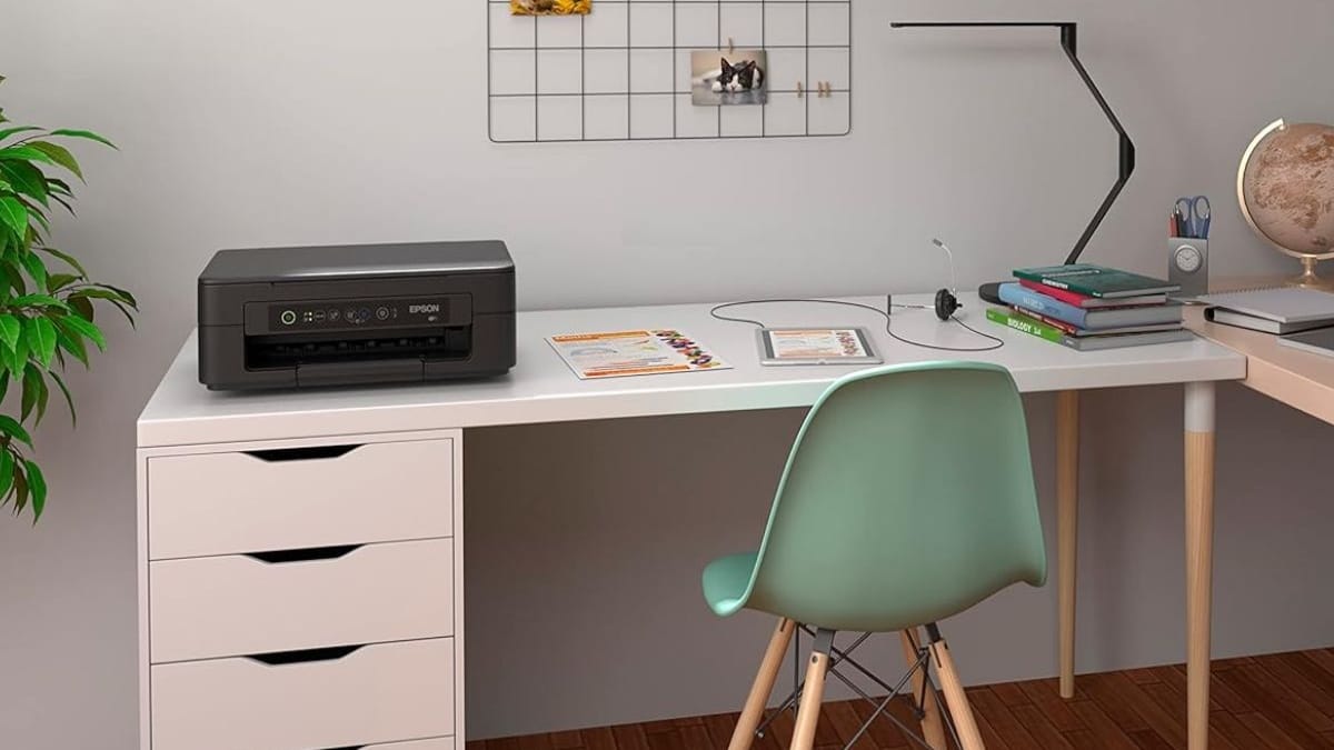 Impresora Epson negra sobre escritorio