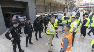 Agricultores zarandean el coche de López Miras y bloquean la Asamblea de Murcia
