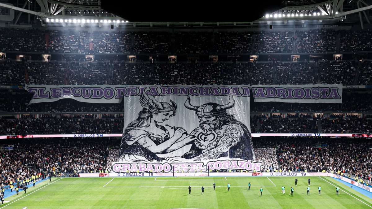 El tifo en el fondo sur del Santiago Bernabéu en el Real Madrid-Atlético de Madrid de Liga