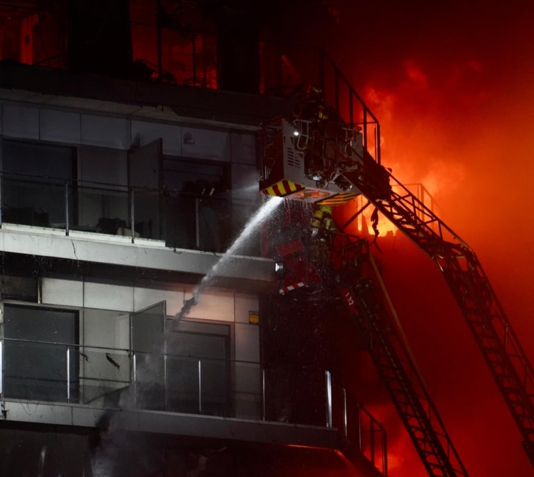 Un cortocircuito en el mecanismo de un toldo, posible origen del incendio de Valencia