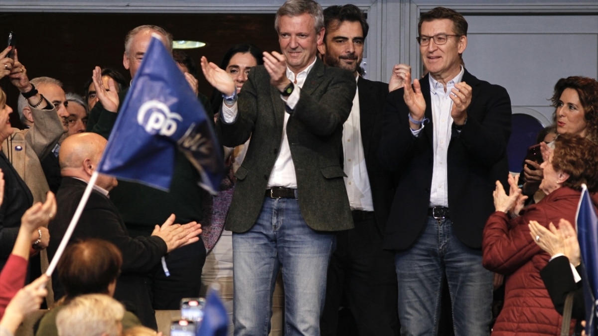 El presidente de la Xunta de Galicia y candidato del PP a la reelección, Alfonso Rueda (i) y el presidente nacional del PP, Alberto Núñez Feijóo (d), durante el cierre de la campaña electoral del PP, el viernes en Santiago de Compostela