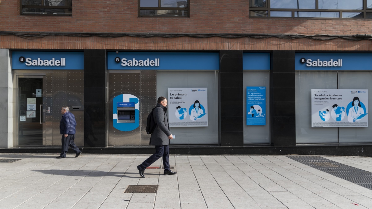 Banco Sabadell se adelanta al recorte de oficinas de BBVA y cierra 62 en un año