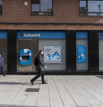 Banco Sabadell se adelanta al recorte de oficinas de BBVA y cierra [...]