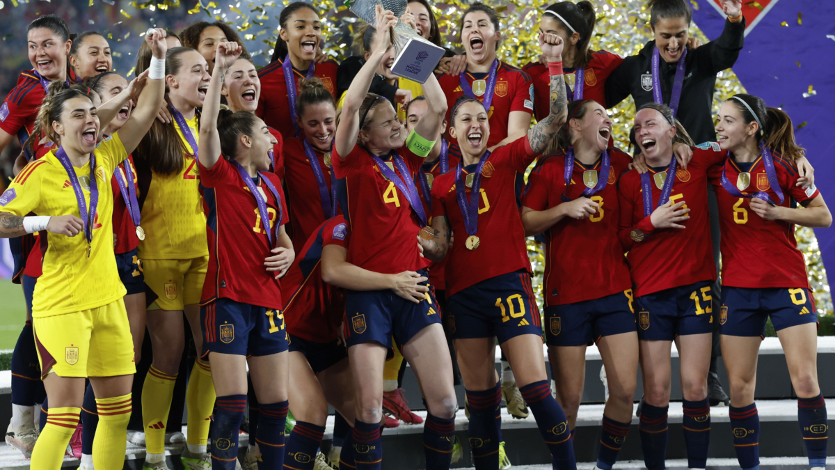Las jugadoras de la selección española celebran su triunfo ante Francia en la final de la Liga de Naciones Femenina, este miércoles en el Estadio de La Cartuja en Sevilla.