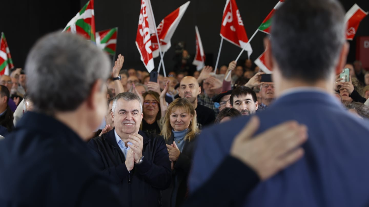 El socialista Santos Cerdán (i, al fondo) aplaude al presidente del Gobierno, Pedro Sánchez, y al expresidente José Luis Rodríguez Zapatero, este 9 de marzo de 2024 en el palacio Euskalduna de Bilbao.