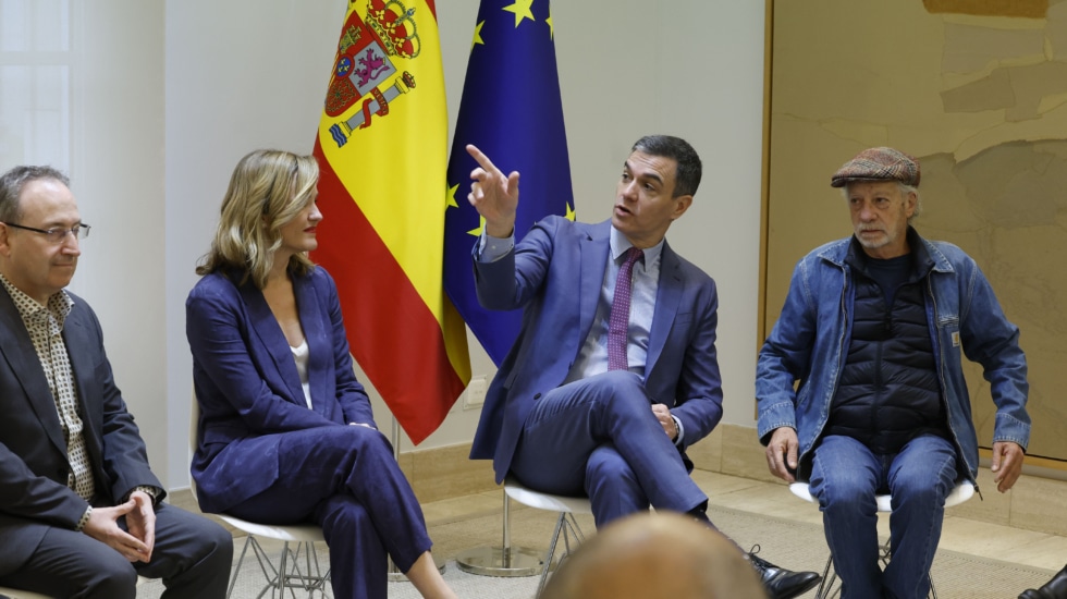 MADRID, 25/03/2024.- El presidente del Gobierno, Pedro Sánchez (2d), y la ministra de Educación, Formación Profesional y Deportes, Pilar Alegría (2i), mantienen un encuentro con representantes del sector artístico, con motivo de la reciente aprobación en el Congreso de la nueva ley de enseñanzas artísticas, este lunes, en el Palacio de la Moncloa en Madrid. EFE/ Zipi