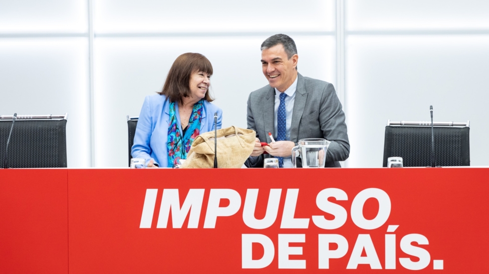 El secretario general del PSOE y presidente del Gobierno, Pedro Sánchez, junto a la presidenta del partido, Cristina Narbona, durante la reunión de la ejecutiva federal de este 18 de marzo de 2024, en Ferraz.