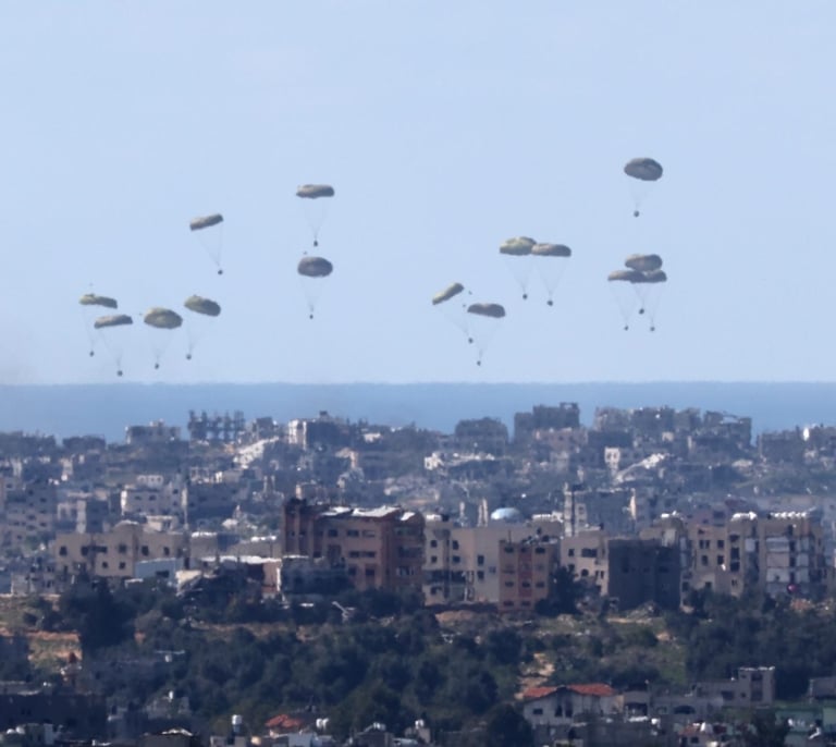 Los lanzamientos aéreos y la ruta marítima no son la solución para acabar con el hambre en Gaza, advierten ONG