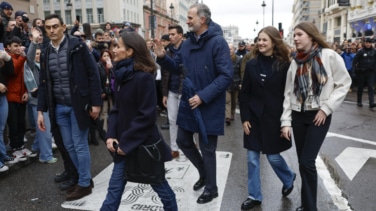 La familia real asiste a la procesión de la Soledad en Madrid, a pesar de la lluvia