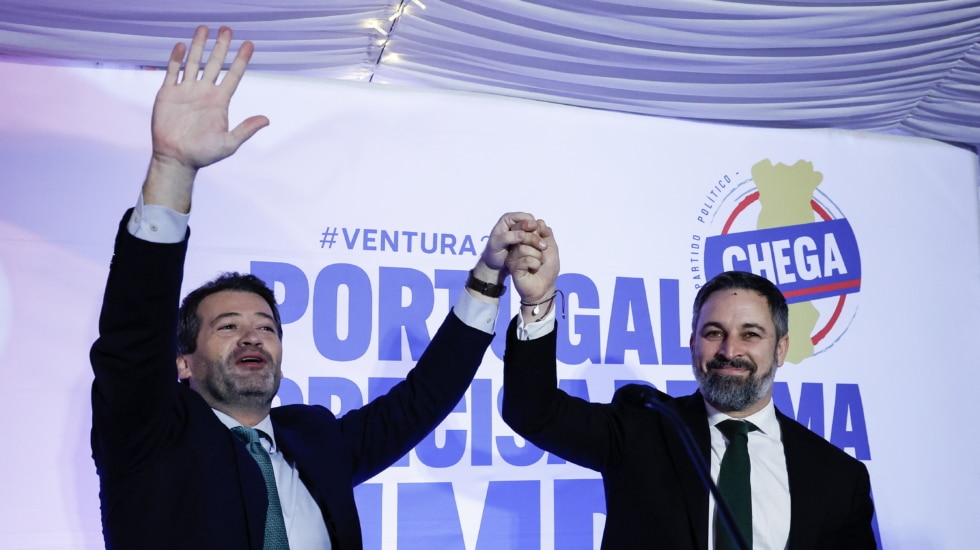 El presidente de Vox, Santiago Abascal, participa en un mitin electoral de André Ventura, líder de Chega!, en Olhao (Portugal), el miércoles 6 de febrero