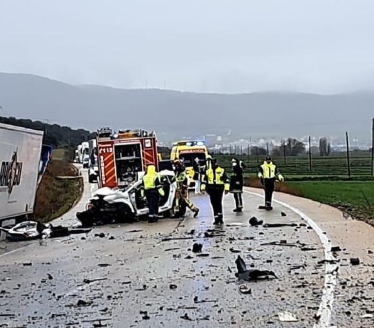 Mueren dos jóvenes de 22 y 30 años tras una colisión con un camión en Soria