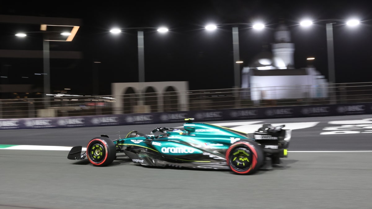 Fernando Alonso con su Aston Martin en el Gran Premio de Arabia Saudí