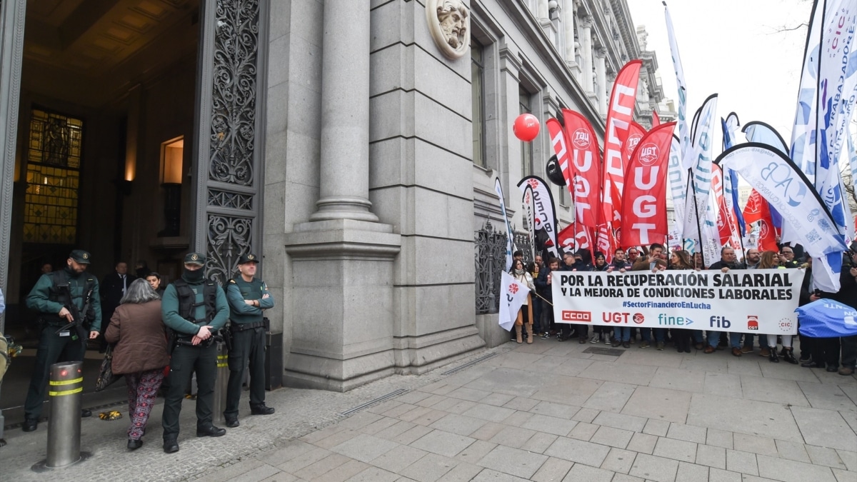 Los trabajadores de BBVA y Banco Sabadell ‘se revuelven’ por sus condiciones en medio de la opa hostil