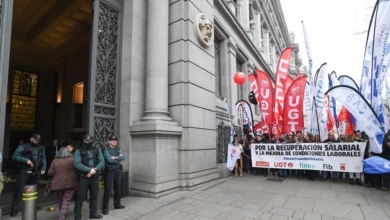Los trabajadores de BBVA y Banco Sabadell ‘se revuelven’ por sus condiciones en medio de la opa hostil