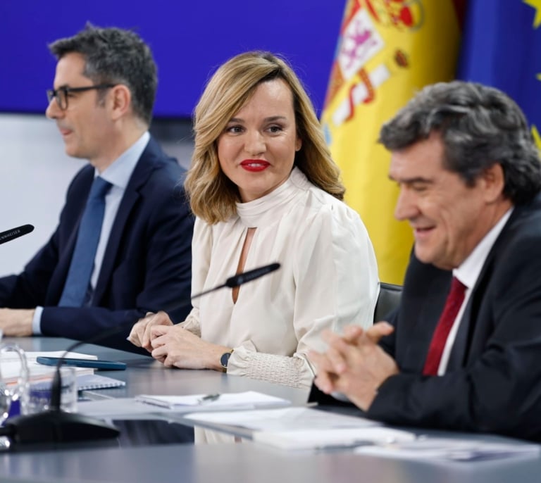 El Gobierno urge a Ayuso a dar "explicaciones" por el fraude de su pareja: "Más transparencia y menos fruta"