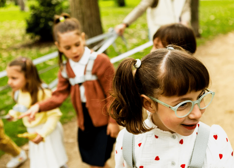 Atados pero sin bozal: la polémica campaña viral de los supuestos paseadores de niños que promociona Laura Escanes