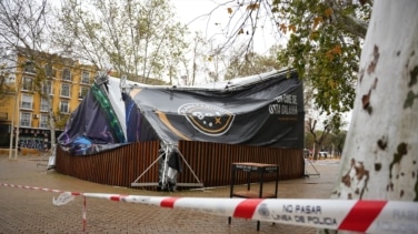 Tres heridos tras el desplome de la carpa de un planetario en la Alameda de Sevilla con un grupo escolar dentro