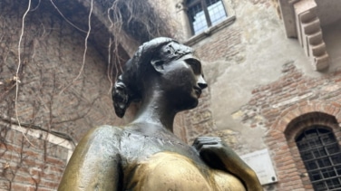 El pecho de la estatua de Julieta, agujereado por las 'caricias' de los turistas que visitan Verona
