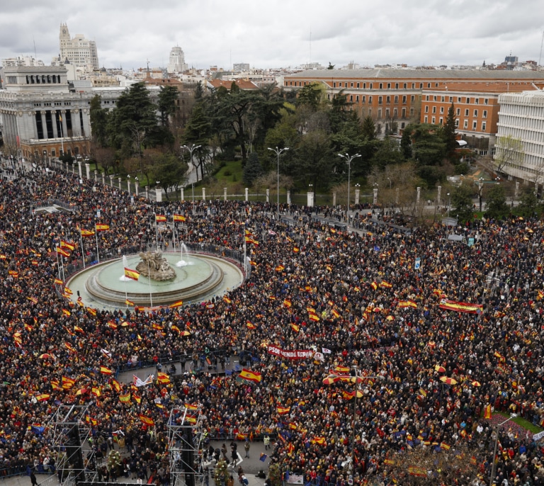 Miles de personas se manifiestan contra la Amnistía en Cibeles: "Sánchez traidor"