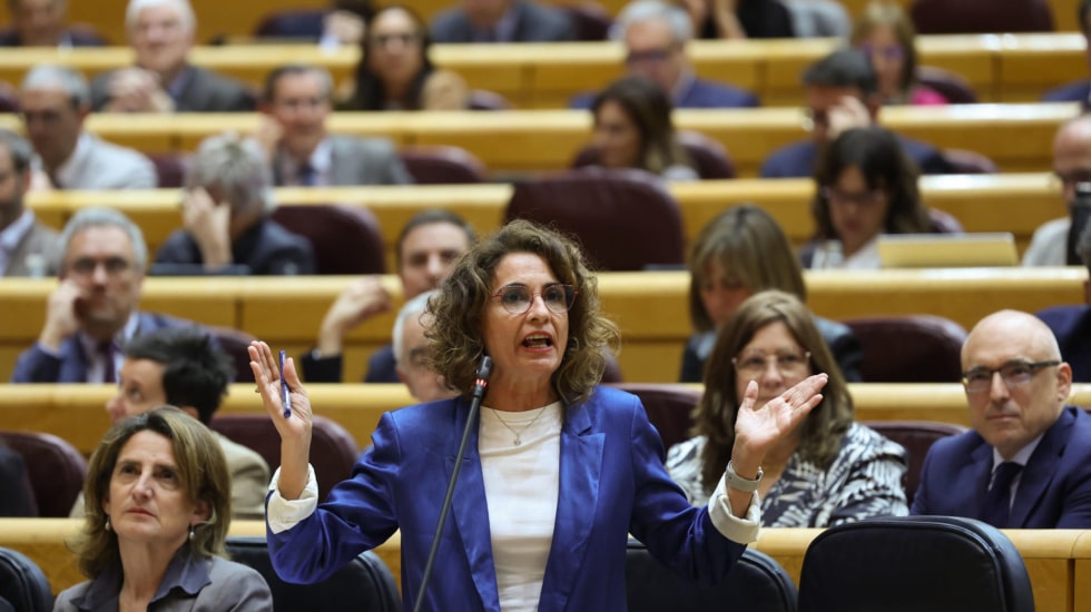 La vicepresidenta primera y ministra de Hacienda, María Jesús Montero, interviene en la sesión de control al Gobierno celebrada este martes en el Senado