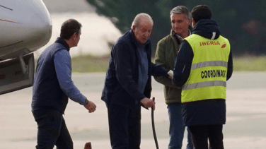 El rey Juan Carlos aterriza en Vitoria para someterse a una revisión médica