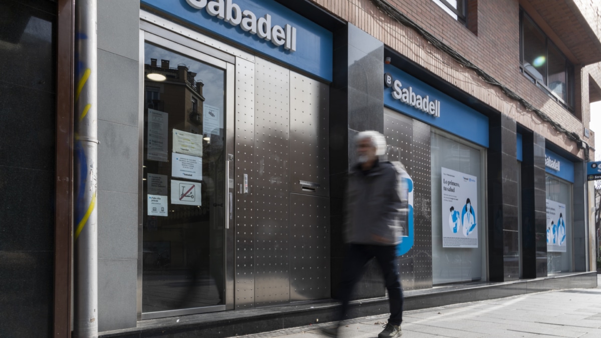 Banco Sabadell suspende el programa de recompra de acciones por la opa de BBVA