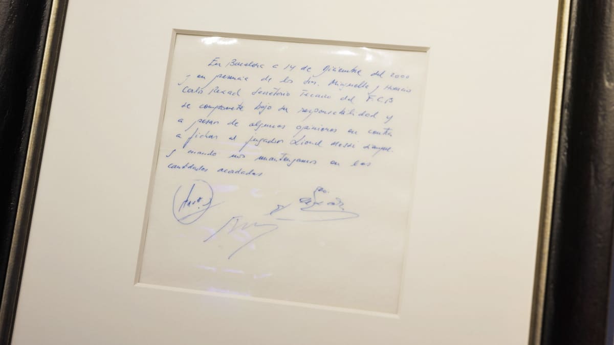 Servilleta en la que se firmó el primer contrato de Lionel Messi con el FC Barcelona