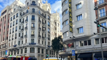 Cortan la Gran Vía por la presencia de un individuo en la fachada del Hotel Emperador