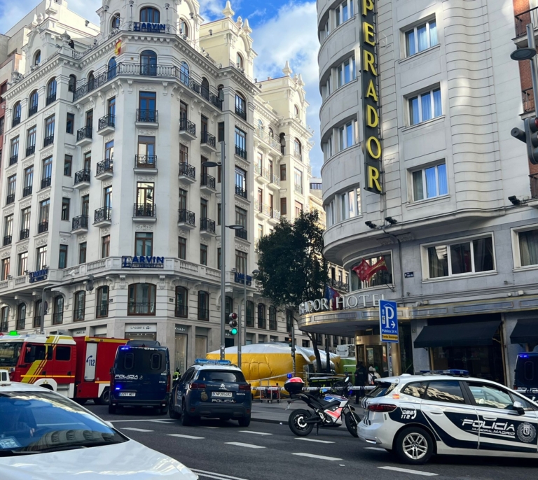 Cortan la Gran Vía por la presencia de un individuo en la fachada del Hotel Emperador