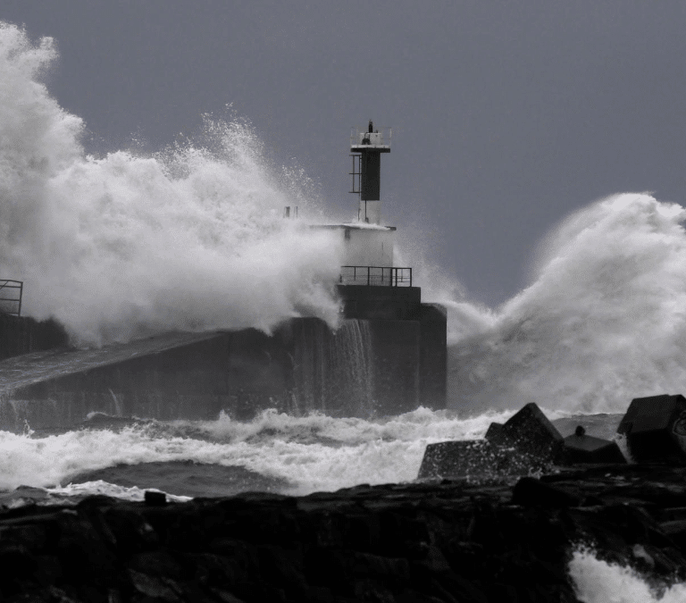 Lluvias, viento y tormentas marcan el Viernes Santo en casi toda España