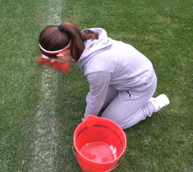 El polémico vídeo del Sporting de Gijón por el 8-M con una niña limpiando