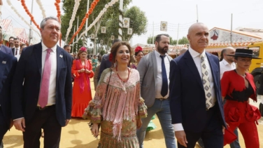 María Jesús Montero, desde la Feria de Abril contra la Comunidad de Madrid