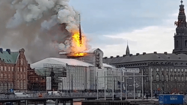 Copenhague vive su particular "Notre Dame": el edificio de la antigua bolsa, envuelto en llamas