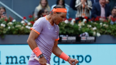 Nadal se aferra a la tierra de Madrid y se mete en octavos