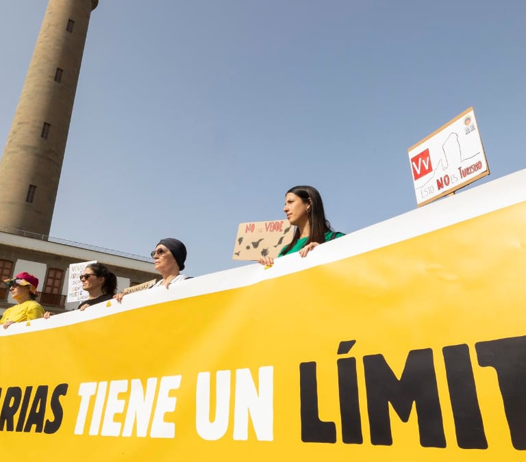 Miles de manifestantes protestan contra el turismo en Canarias bajo el lema 'Canarias tiene un límite'