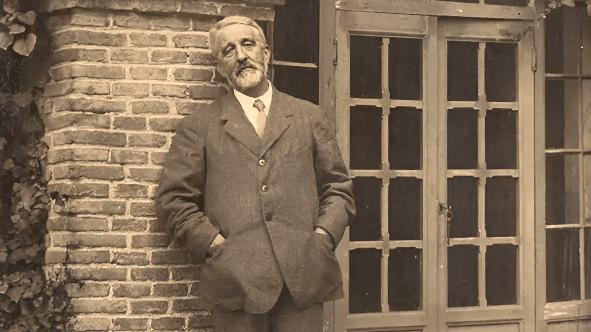 Manuel Bartolomé Cossío en el jardín de la Institución Libre de Enseñanza en Madrid en los años 20.