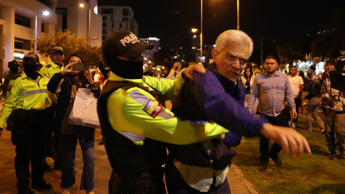 El jefe de la Cancillería de la Embajada de México en Quito, Roberto Canseco, forcejea con policías.