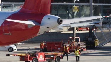 La Policía busca a cinco inmigrantes que se fugaron de la sala de asilo en Barajas por el conducto de ventilación